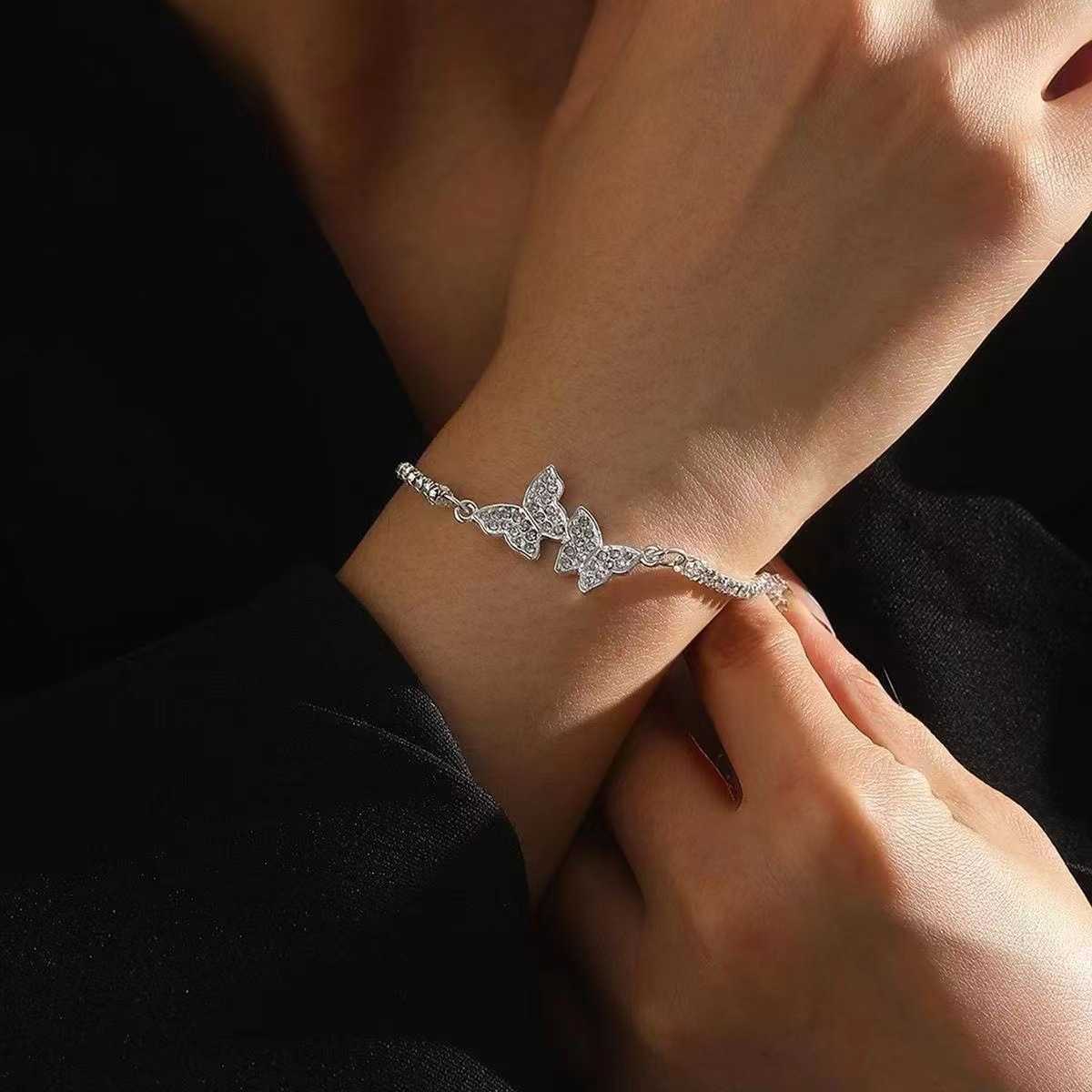 結婚式 アクセサリー きらめく蝶々のブレスレット
