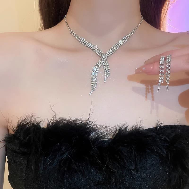 結婚式 アクセサリー 上品な雫型 ストーン ネックレス