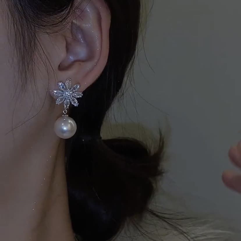 結婚式 アクセサリー 花型水晶と真珠の上品揺れるピアス