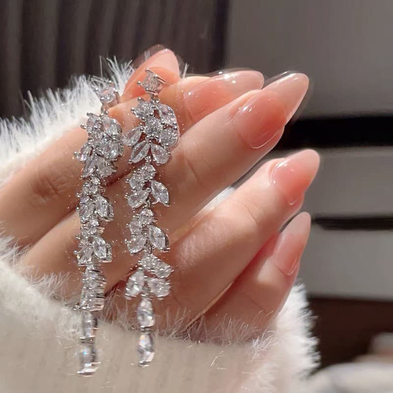 結婚式 アクセサリー 上品な結晶のしずく ゆらめきピアス