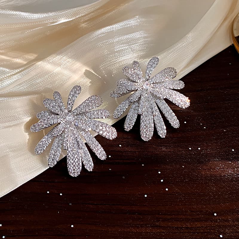 結婚式 アクセサリー キラめき花びらのウェディングピアス