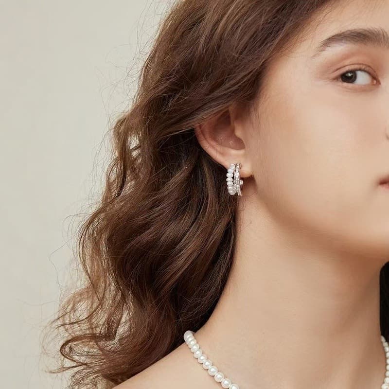 結婚式 アクセサリー 優美な真珠とラインストーンの二連フープピアス