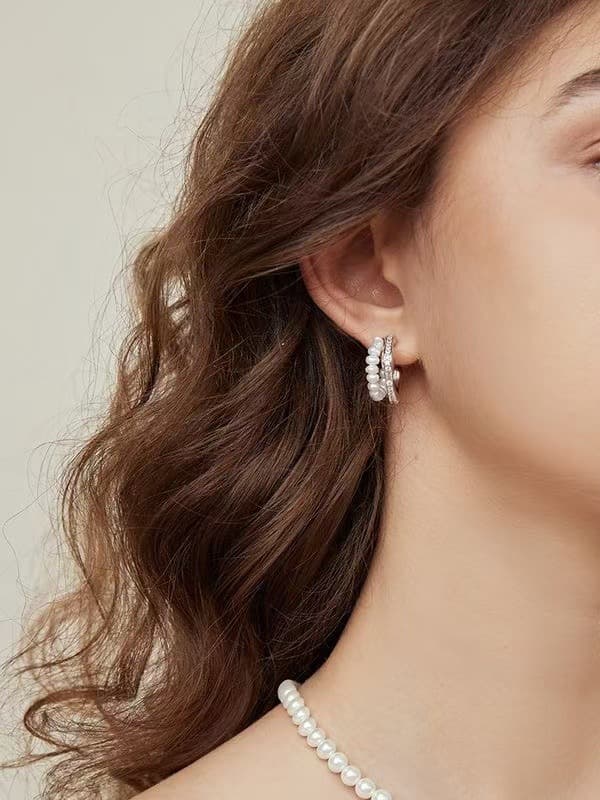 結婚式 アクセサリー 優美な真珠とラインストーンの二連フープピアス
