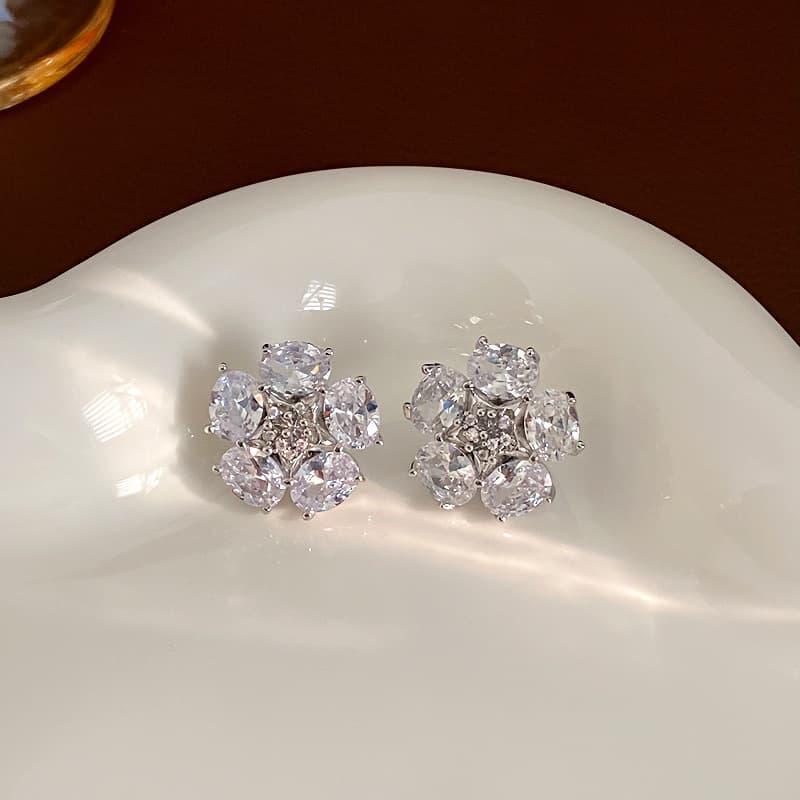 結婚式 アクセサリー 上品な花びらきらめきピアス
