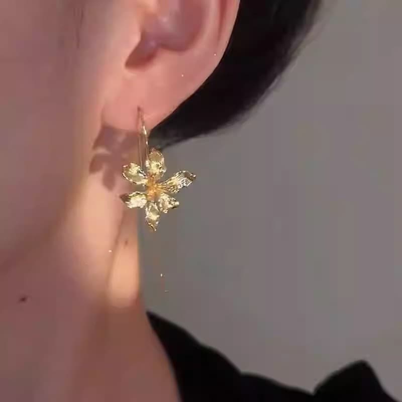 結婚式 アクセサリー 透明感あふれる花びらのドロップピアス