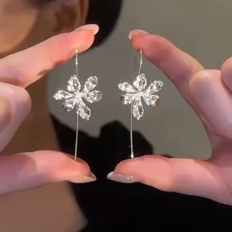 結婚式 アクセサリー 透明感あふれる花びらのドロップピアス