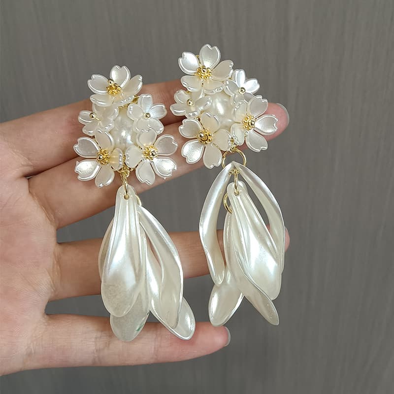 結婚式 アクセサリー 桜花びら揺れる フラワーブーケピアス