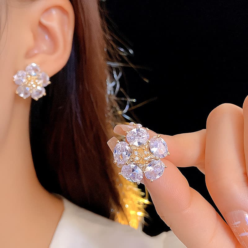 結婚式 アクセサリー 上品な花びらきらめきピアス