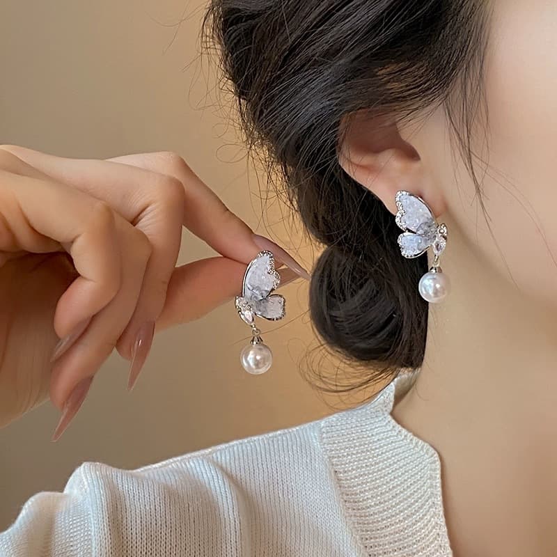 結婚式 アクセサリー 優美な蝶とパール ウェディングピアス