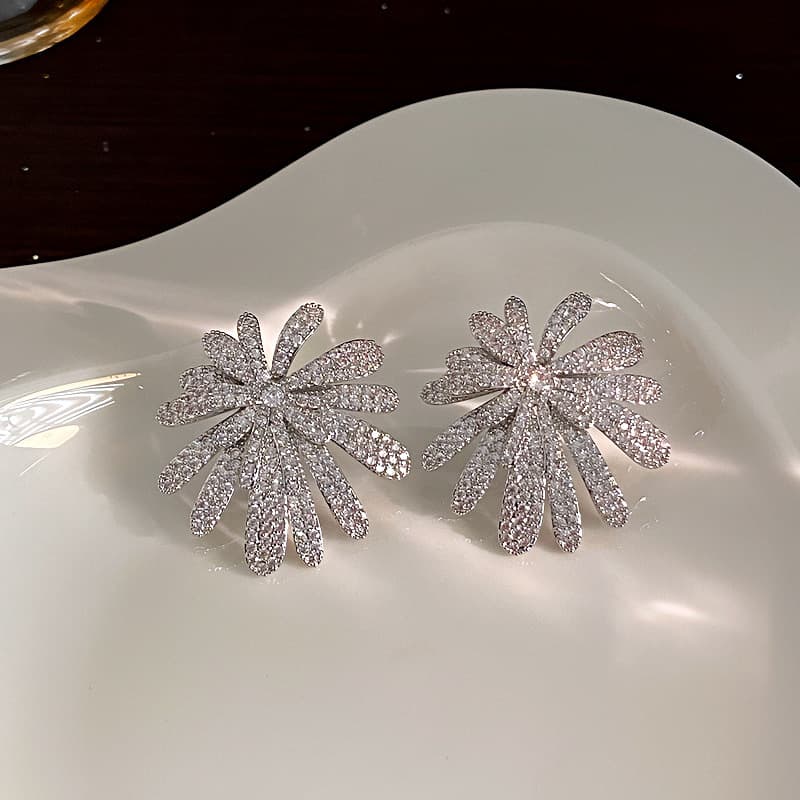 結婚式 アクセサリー キラめき花びらのウェディングピアス