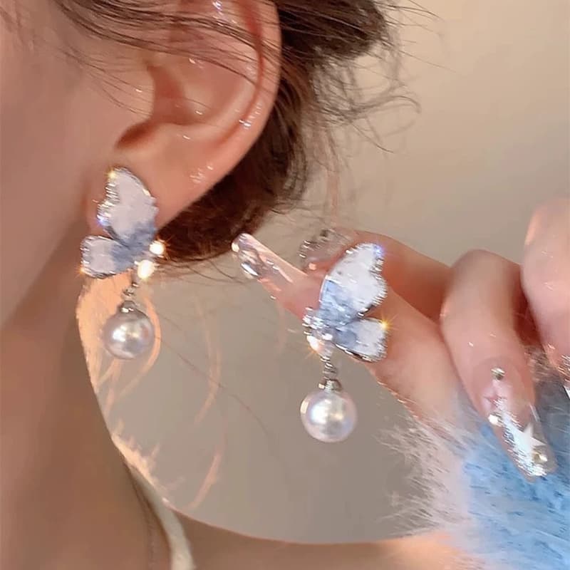 結婚式 アクセサリー 優美な蝶とパール ウェディングピアス